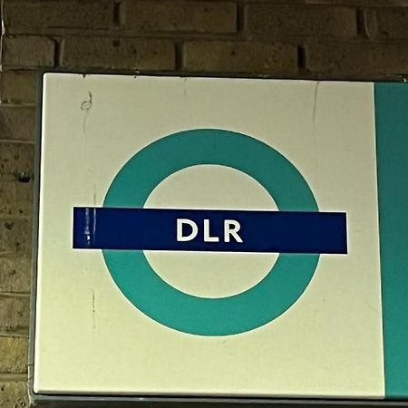 Luxurious DLR Apartment Londres Extérieur photo