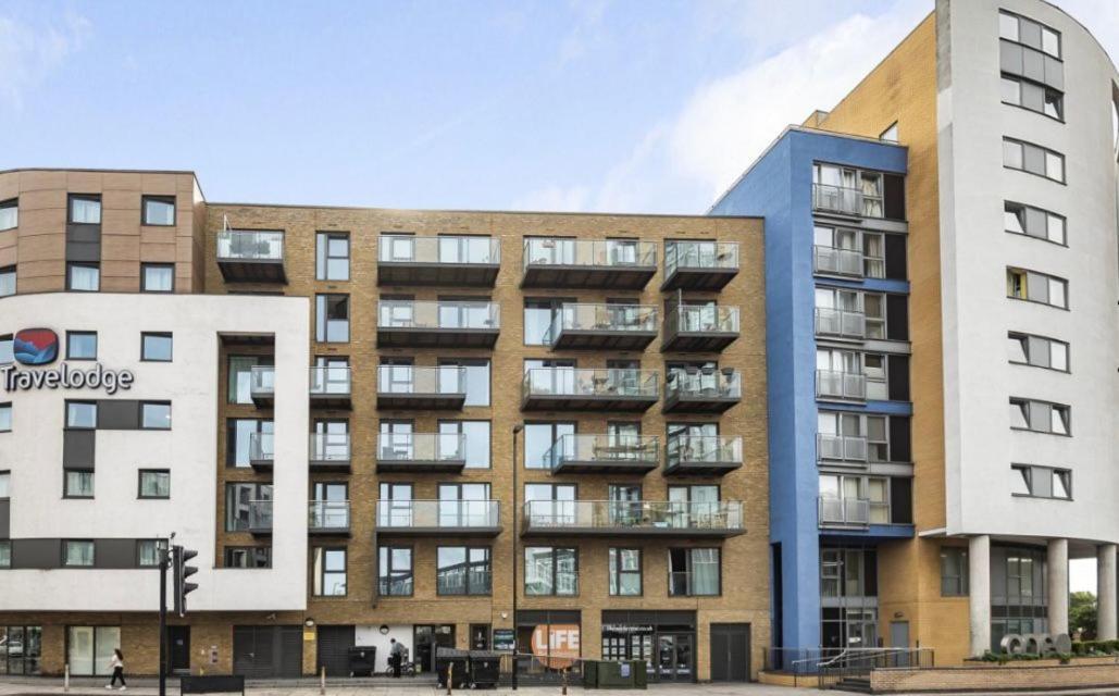 Luxurious DLR Apartment Londres Extérieur photo
