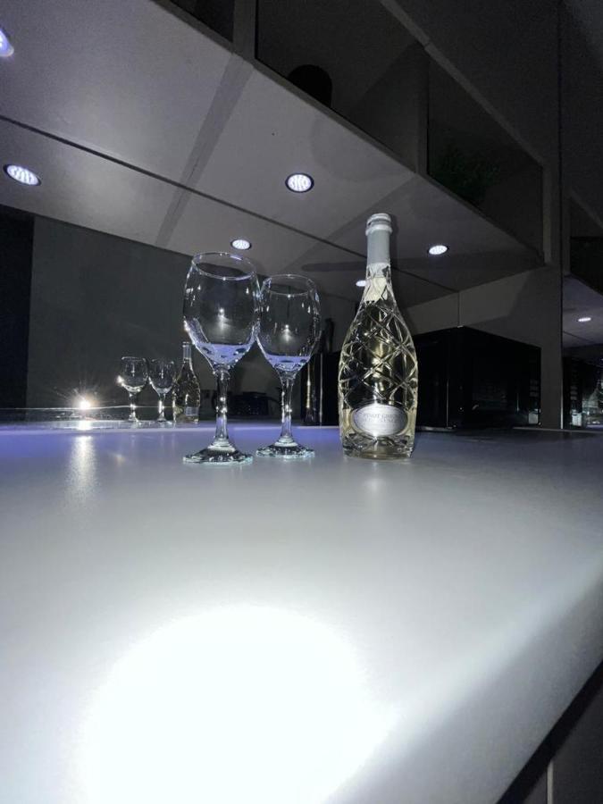 Luxurious DLR Apartment Londres Extérieur photo