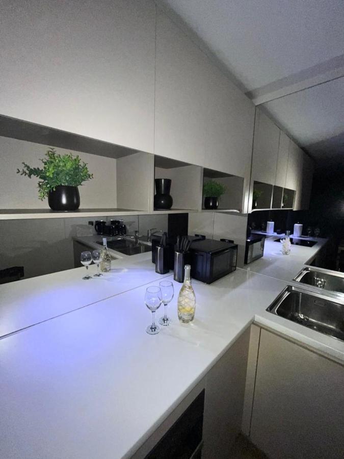 Luxurious DLR Apartment Londres Extérieur photo