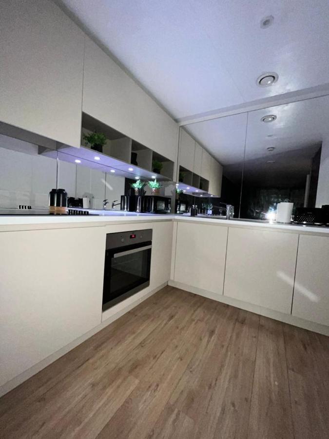 Luxurious DLR Apartment Londres Extérieur photo