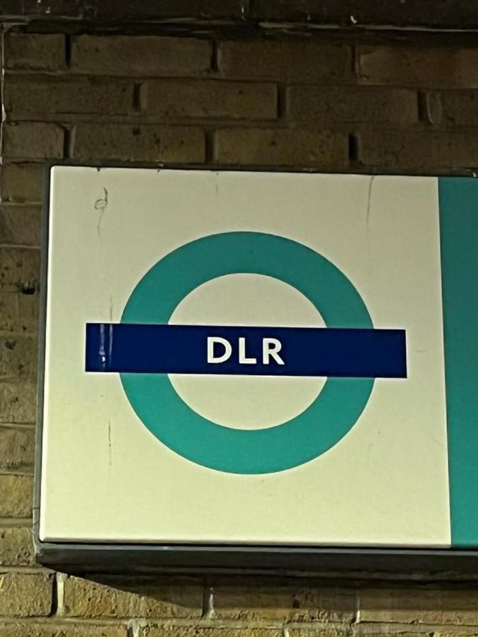 Luxurious DLR Apartment Londres Extérieur photo